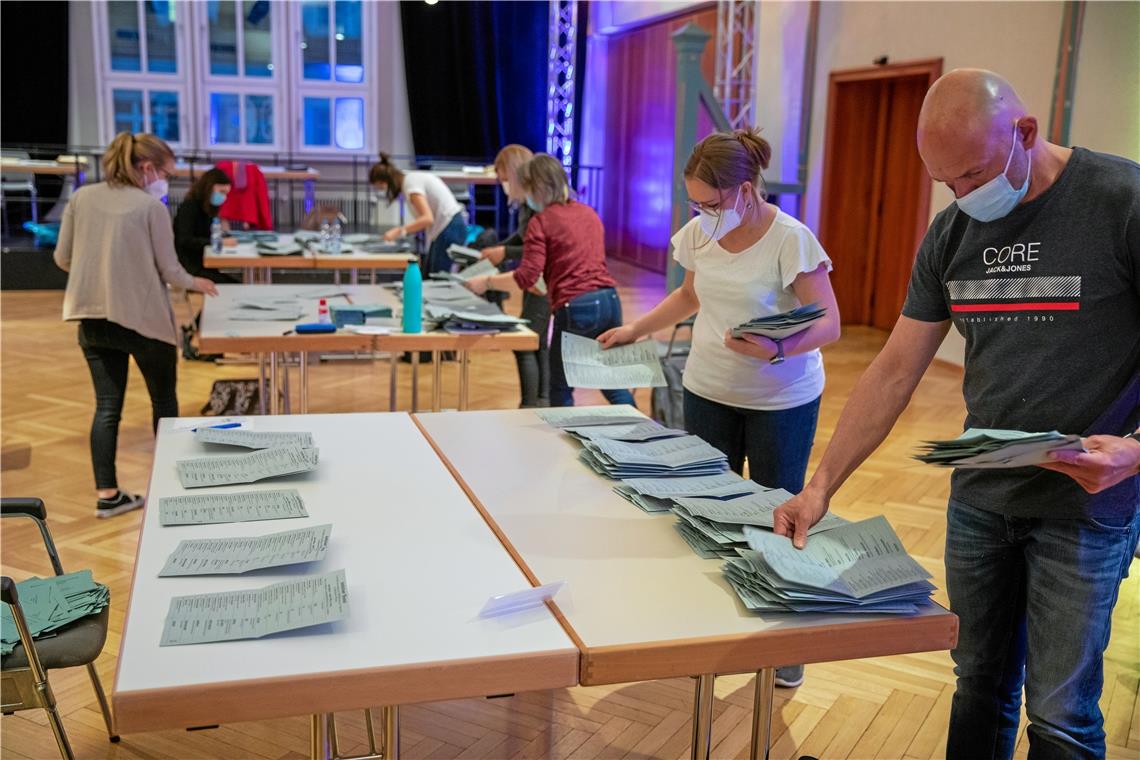 Die Auszählung der Stimmen, wie etwa hier im Backnanger Bürgerhaus, brachte zum Teil äußerst knappe Ergebnisse. Foto: A. Becher