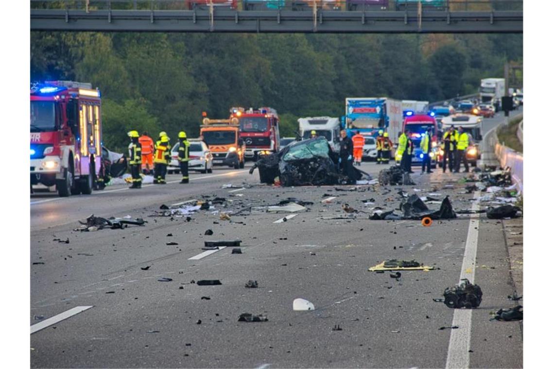 Tödlicher Unfall: Falschfahrer krachte auf A5 in Auto Die Autobahn 5 gleicht nach nach dem Unfall einem Trümmerfeld. Foto: Christoph Lorenz/5vision.media/dpa