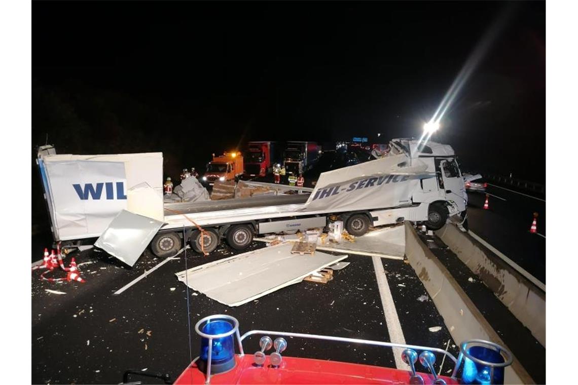 Die Autobahn 8 ist nach einem Unfall bei Leonberg (Kreis Böblingen) gesperrt worden. Foto: Andreas Rosar/dpa