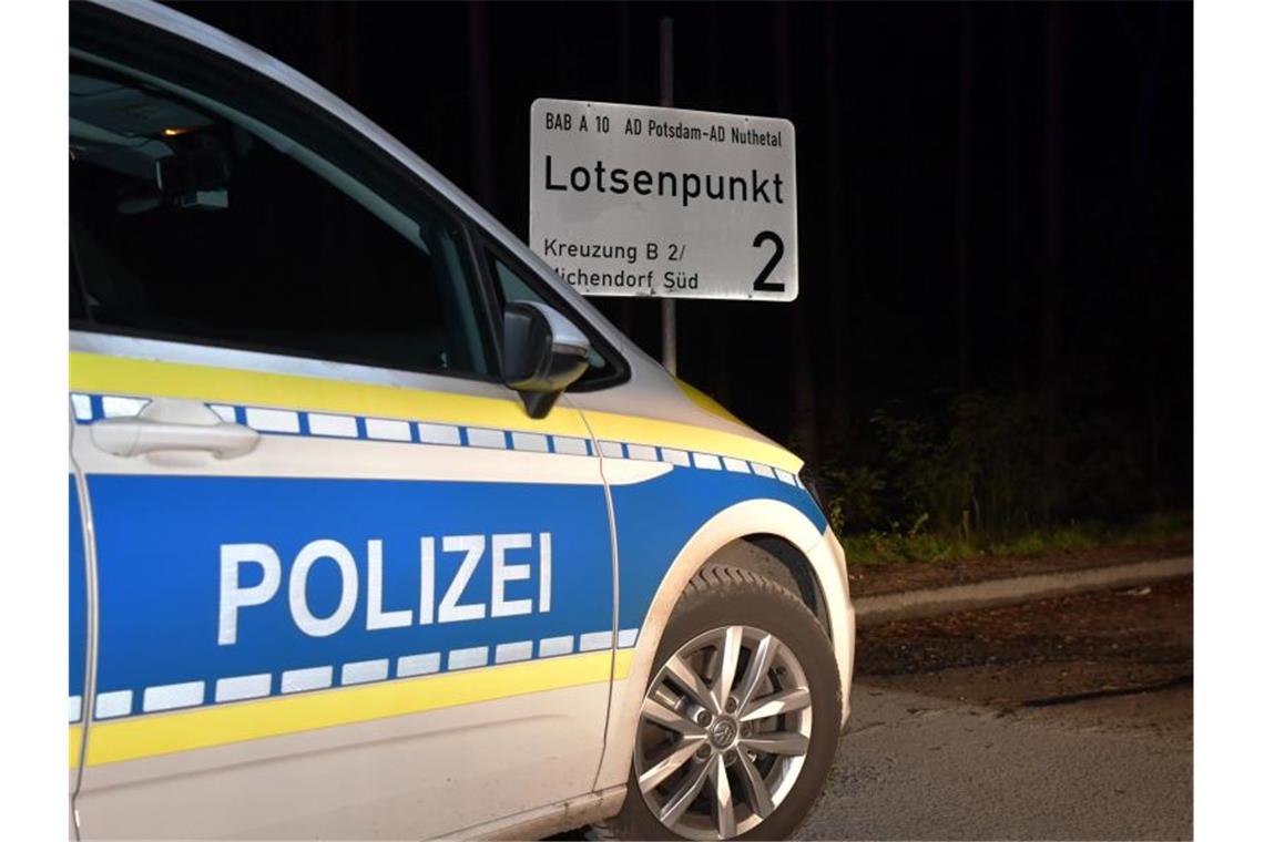 Die Autobahn A10 war in der Nacht wegen des Polizeieinsatzes zwischen den Anschlussstellen Ferch und Michendorf in beide Fahrtrichtungen gesperrt worden. Foto: Paul Zinken/dpa