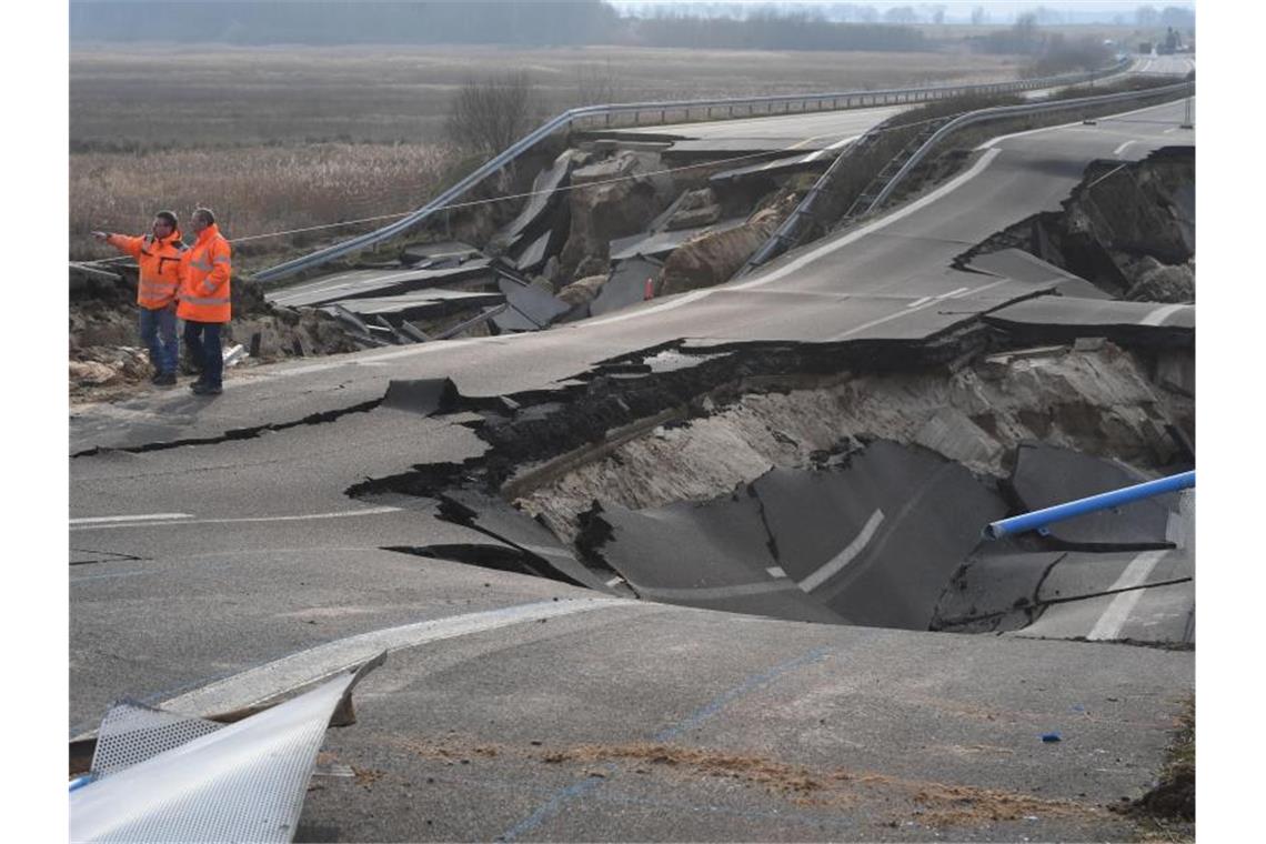 Freie Fahrt nach Stralsund: A20-Behelfsbrücke ist fertig Die Autobahn A20 hatte sich auf mehreren hundert Metern Länge in eine Achterbahn verwandelt. Foto: Stefan Sauer