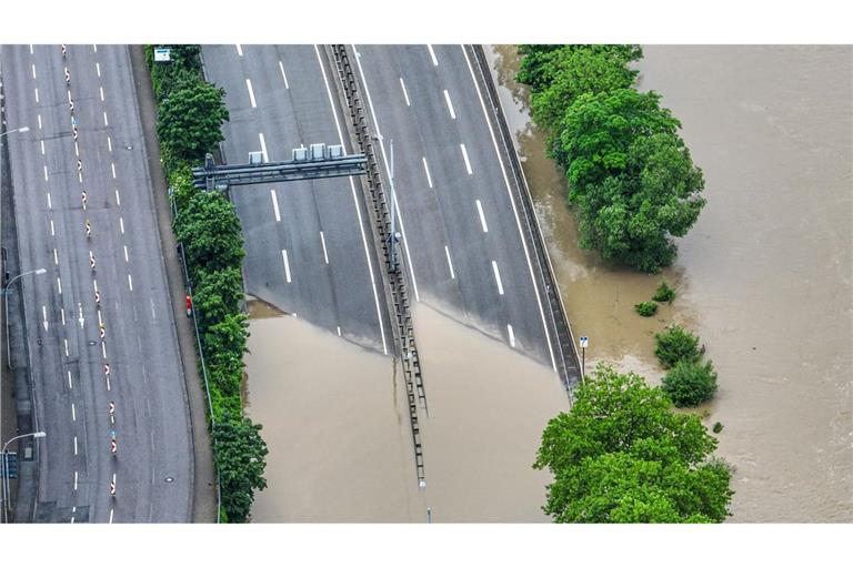 Die Autobahnauffahrt zur A620 in Saarbrücken ist überschwemmt. Heftiger Dauerregen hat im Saarland vielfache Überflutungen und Erdrutsche verursacht.