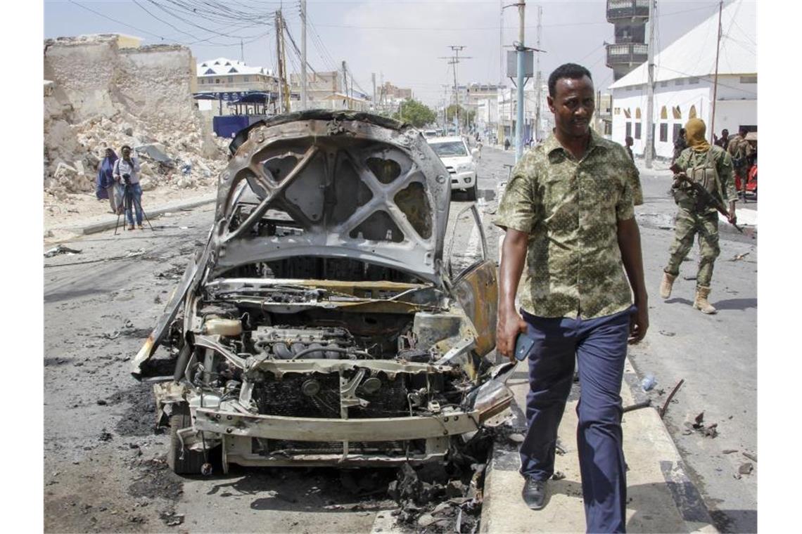 Dschihadisten-Anschlag in Mogadischu: Mindestens drei Tote Die Autobombe war an einem Checkpoint in der Nähe des Präsidentenpalastes explodiert. Foto: Farah Abdi Warsameh/AP/dpa