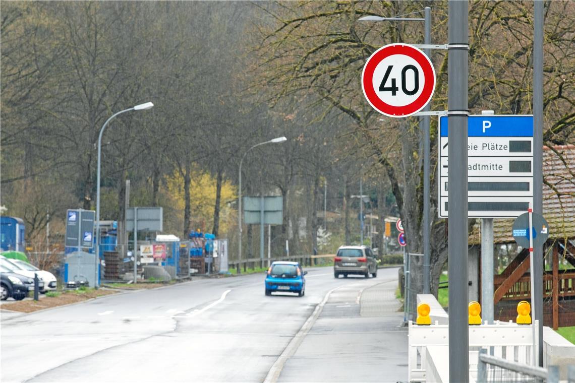 Klares Votum für Tempo 40 Die Autofahrer haben sich an das neue Tempolimit offenbar schnell gewöhnt. Foto: A . Becher