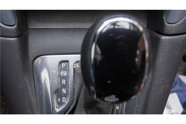 Die Autofahrerin wollte offenbar den Rückwärtsgang einlegen, fuhr stattdessen aber vorwärts in ein Schaufenster. (Symbolfoto)