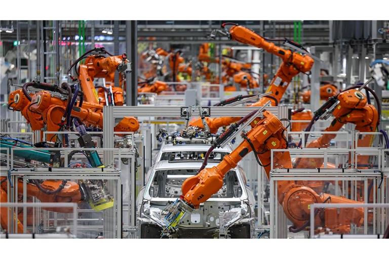 Die Autoindustrie hat deutlich weniger Industrieroboter aufgestellt. (Archivbild)
