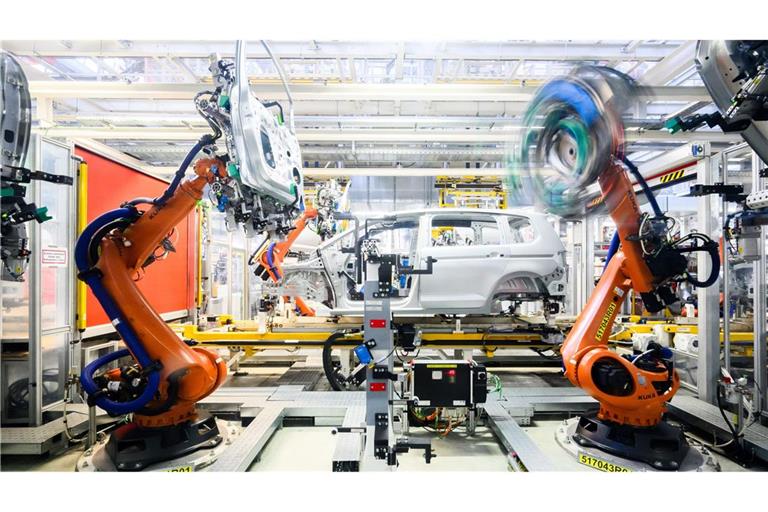 Die Autoindustrie ist ein wichtiger Abnehmer für Robotik und Automatisierung - und derzeit in einer Schwächephase.  (Archivbild)