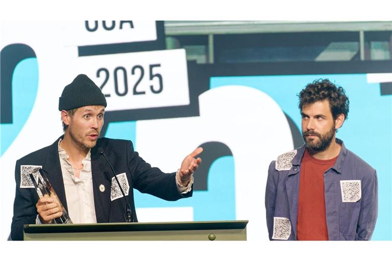 Die Autoren Hans Block (l.) und Moritz Riesewieck (r.) lassen bei Verleihung  ihren Preis in der Kategorie „Sonderpreis Künstliche Intelligenz“ aus Protest auf der Bühne stehen.