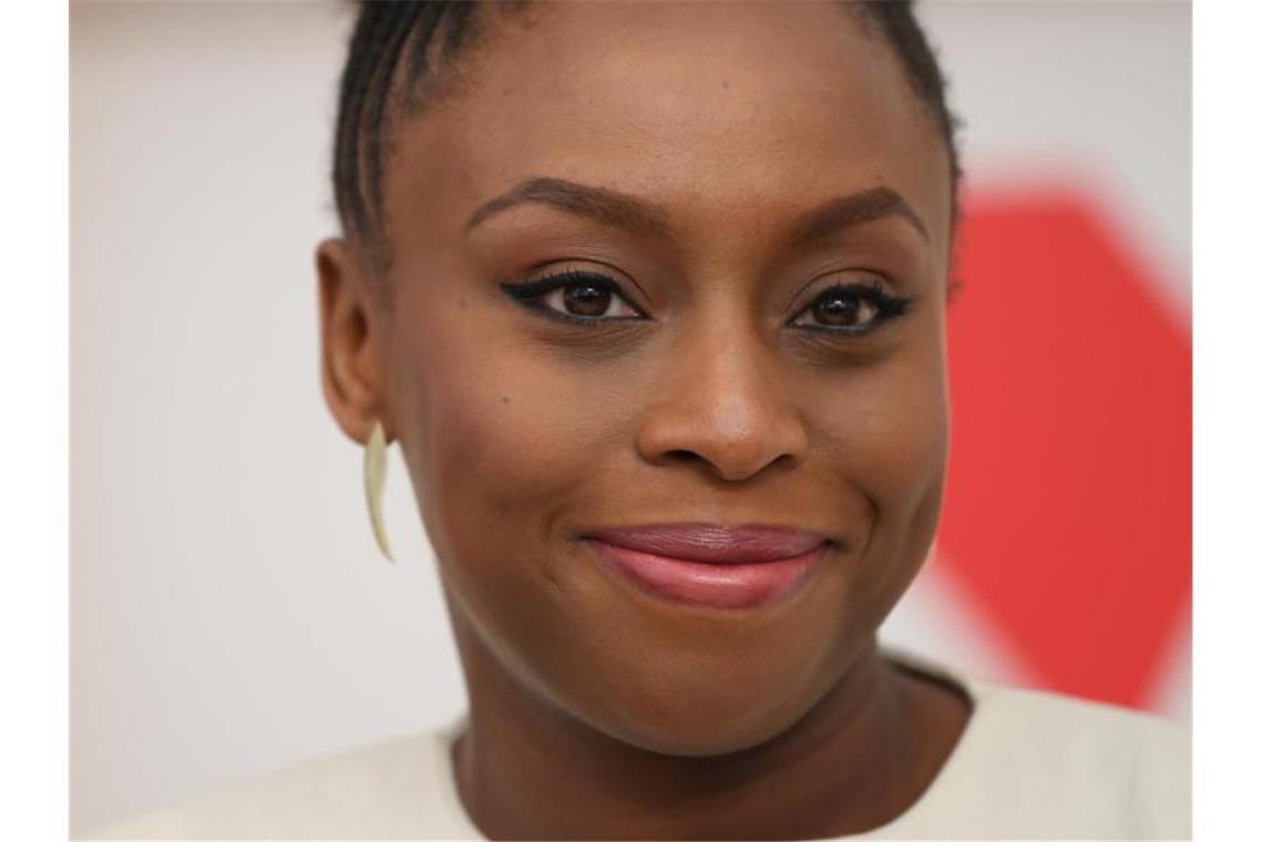 Hesse-Preis an Autorin Adichie und Übersetzerin Schwaab Die Autorin Chimamanda Ngozi Adichie aus Nigeria blickt in die Kamera. Foto: Arne Dedert/dpa/Archivbild