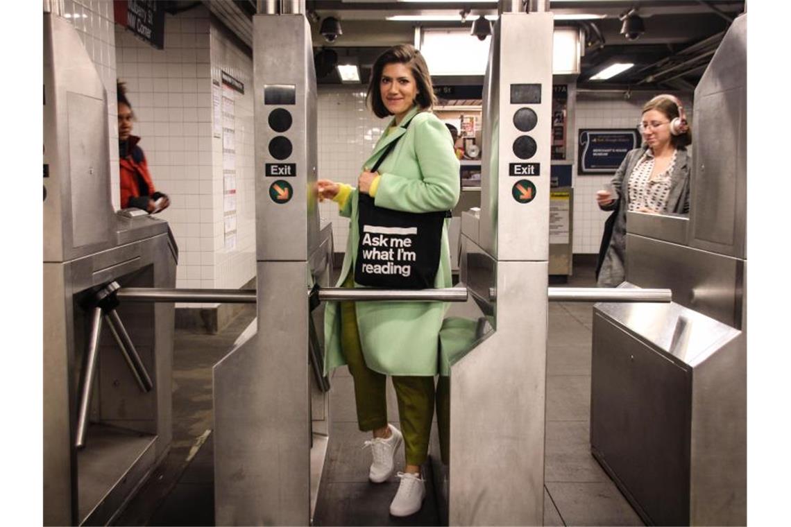 Die Autorin Uli Beutter Cohen passiert ein Drehkreuz in einem New Yorker U-Bahnhof. Foto: Christina Horsten/dpa/Archivbild