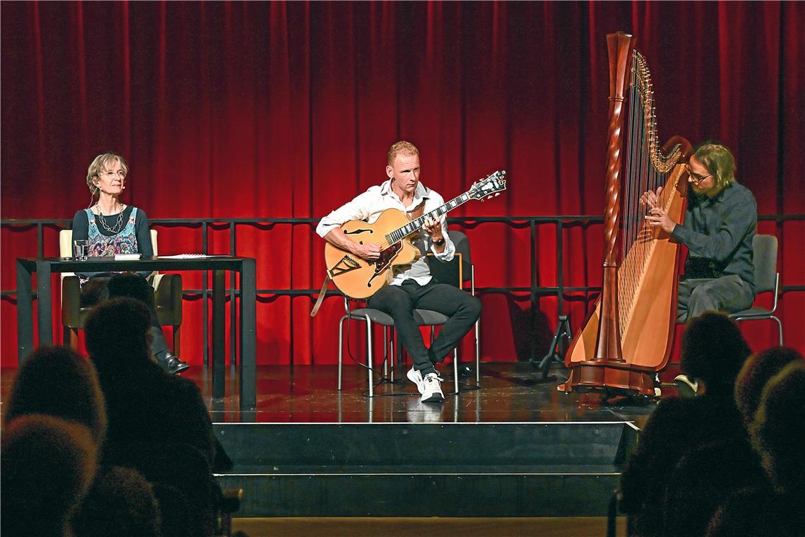 Die Autorin Ulrike Schäfer (von links), der Würzburger Gitarrist Christian Bekmulin und der Harfenist Anton Mangold harmonieren im Literarischen Salon im Backnanger Bürgerhaus. Foto: Tobias Sellmaier