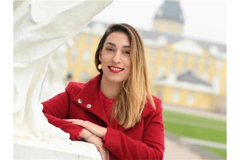 Die Autorin und Influencerin Tijen Onaran, aufgenommen am Schloss in Karlsruhe. Foto: Uli Deck/dpa