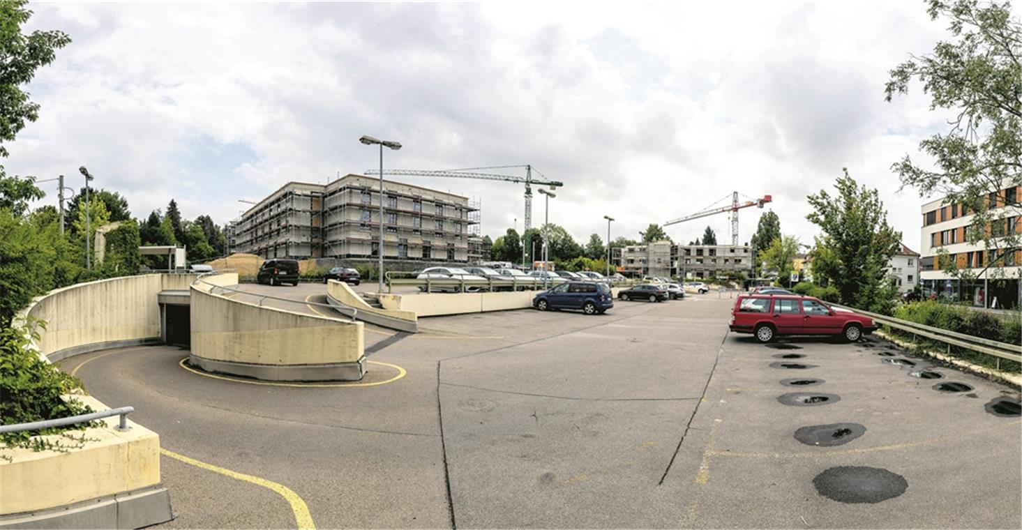 Krankenhaus-Parkplatz wird überbaut Die Autos auf dem ehemaligen Krankenhaus-Parkplatz sollen unter einem Deckel verschwinden. Die neuen Gebäude entstehen auf gleichem Niveau wie das Pflegeheim (links).Foto: A. Becher