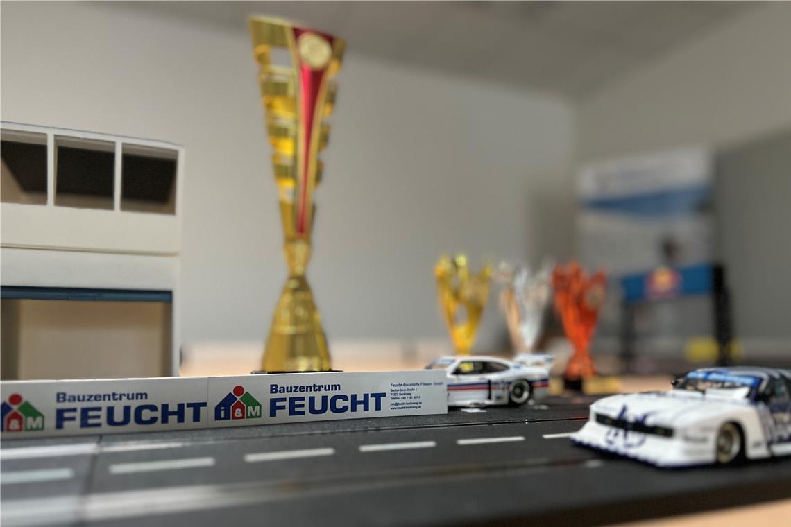 Die Autos sind vom Typ Ford Capri Zakspeed Turbo und mit Logos der Sponsoren versehen. Foto: Feucht-Baustoffe Fliesen GmbH
