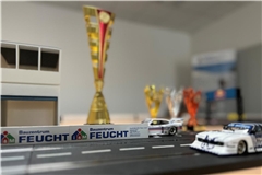 Die Autos sind vom Typ Ford Capri Zakspeed Turbo und mit Logos der Sponsoren versehen. Foto: Feucht-Baustoffe Fliesen GmbH