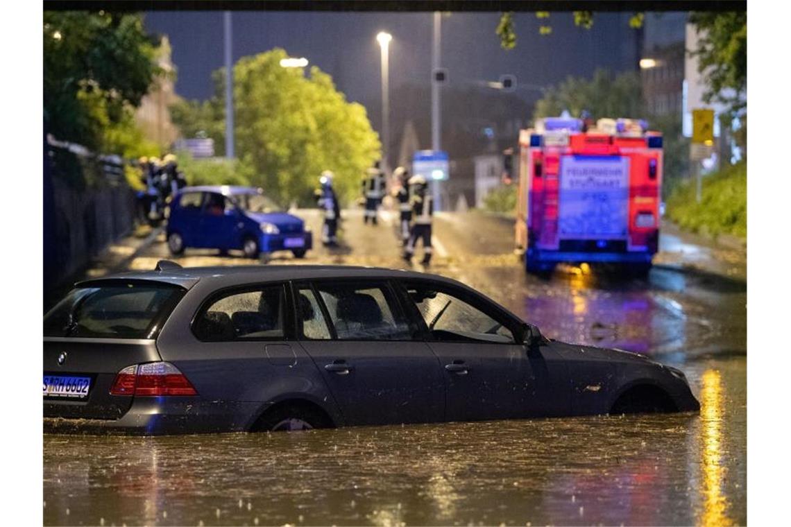 Die Autounterführung am Österreichischen Platz in Stuttgart ist überflutet. Foto: Marijan Murat/dpa