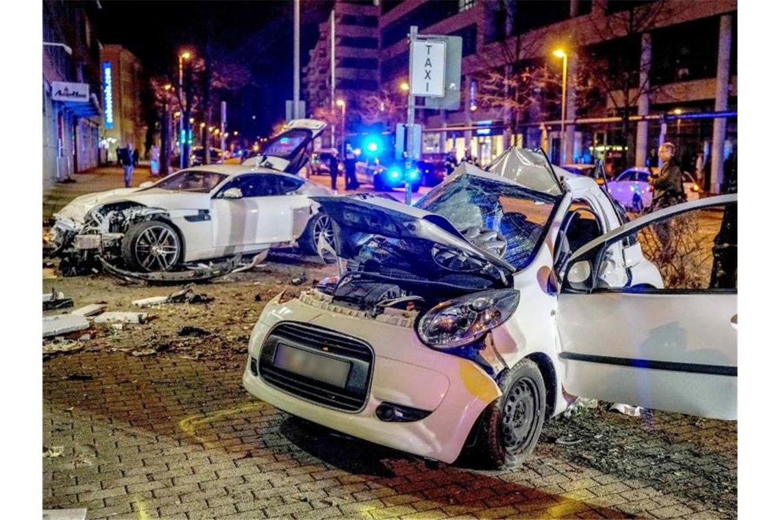 Die Autowracks nach dem Zusammenprall in Stuttgart. Foto: Kohls/SDMG/dpa