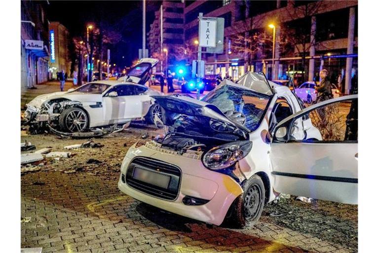 Die Autowracks nach dem Zusammenprall in Stuttgart. Foto: Kohls/SDMG/dpa