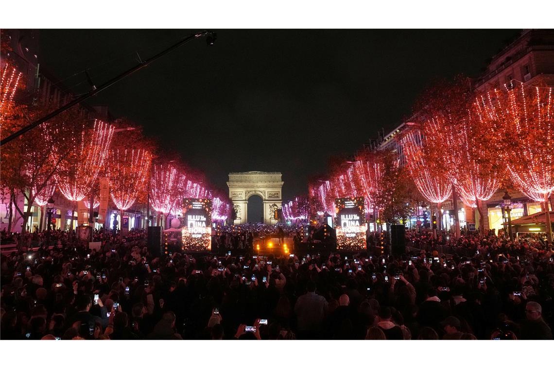 Die Avenue Champs Elysee  strahlt zur Weihnachtszeit im Lichterglanz.