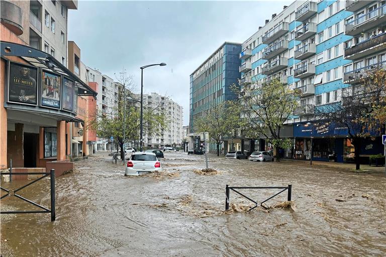 Die Avenue de l’Europe, eine der wichtigen Straße Annonays, steht 2024 unter Wasser. Archivfotos: privat