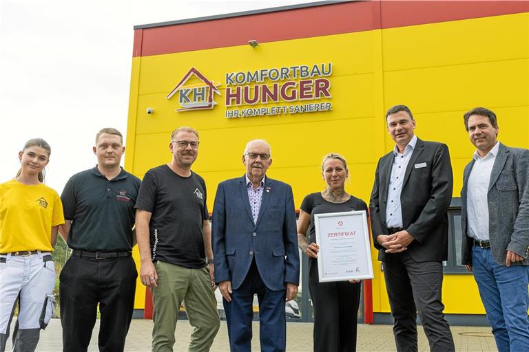 Die Azubis Saskia und Max mit Danilo Hunger, dem stellvertretenden Kreishandwerksmeister Herbert Titze, Christin Hunger, Ralf Steeg und dem Geschäftsführer der Kreishandwerkerschaft Rems-Murr Matthias Muermann (von links) bei der Ehrung.Foto: Alexander Becher