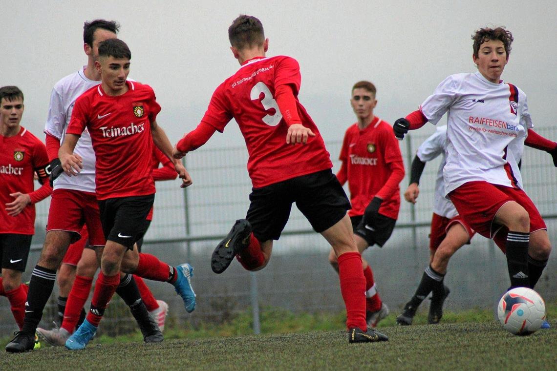 Die B-Jugend-Fußballer des SV Allmersbach (weiße Trikots) und der SG Sonnenhof Großaspach II spielen noch in der Bezirksstaffel. Foto: T. Babic