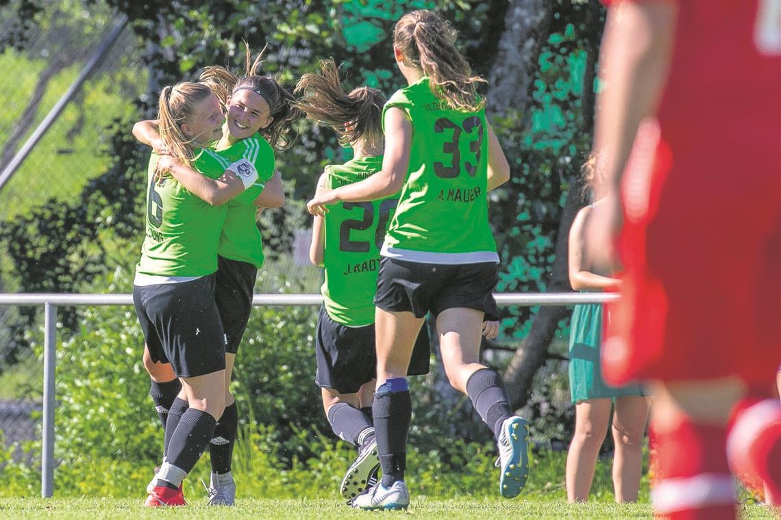 Juniorteam siegt im Hinspiel mit 5:1 Die B-Jugend-Fußballerinnen des Juniorteams bejubeln den klaren Heimsieg. Foto: A. Becher