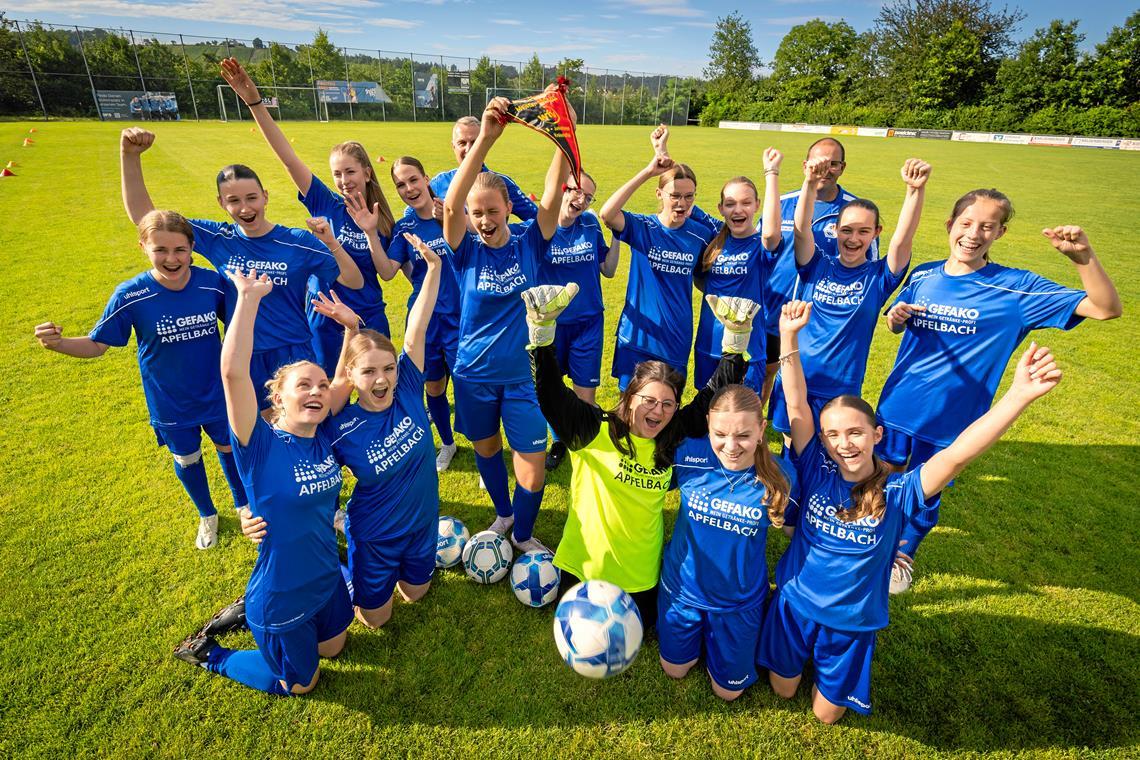 In Aspach ist Fußball nicht nur männlich Die B-Juniorinnen der SpVgg Kleinaspach/Allmersbach bejubeln den Kreisliga-Meisterwimpel. Foto: Alexander Becher