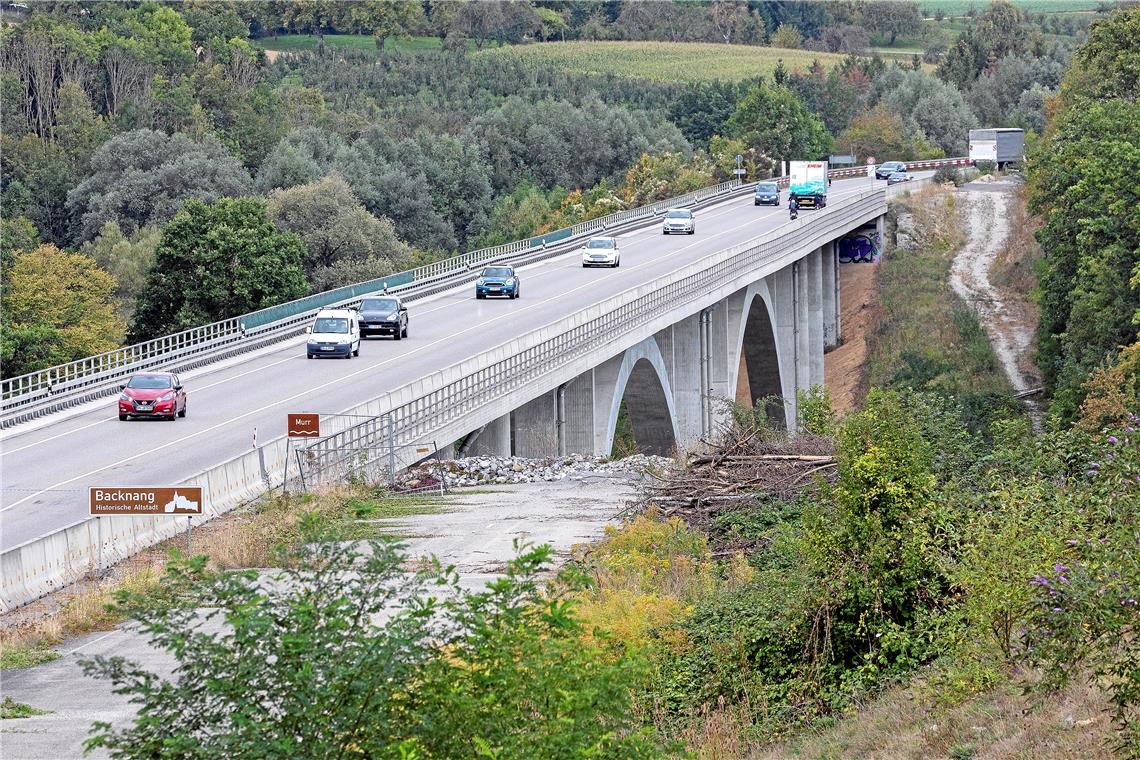 Die B14 führt über das Murrtalviadukt an der Stadt vorbei. Geplant ist ein vierspuriger Ausbau. Foto: J. Fiedler