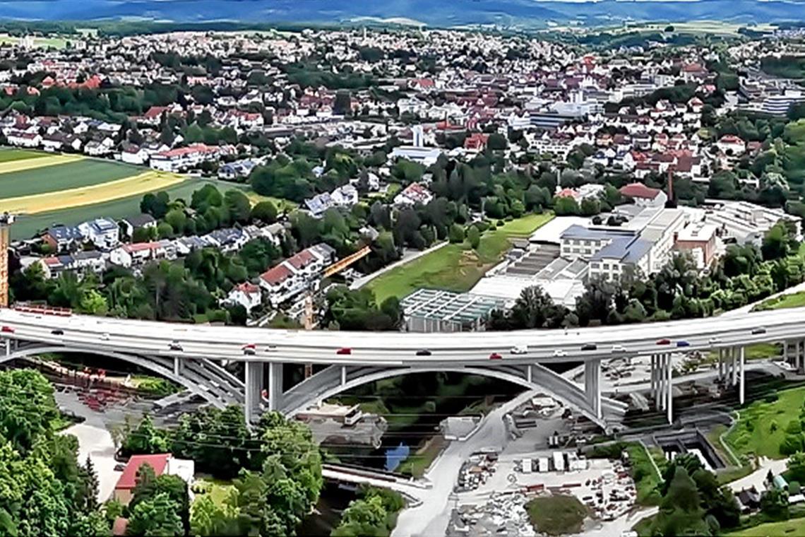 Die B14 zieht sich in einem großen Bogen von Süden (rechts) bis nach Norden um Backnang herum. Das Viadukt ist zwar exponiert, aber eine Schutzwand soll störenden Lärm verhindern. Fotos: Ulrich Maier