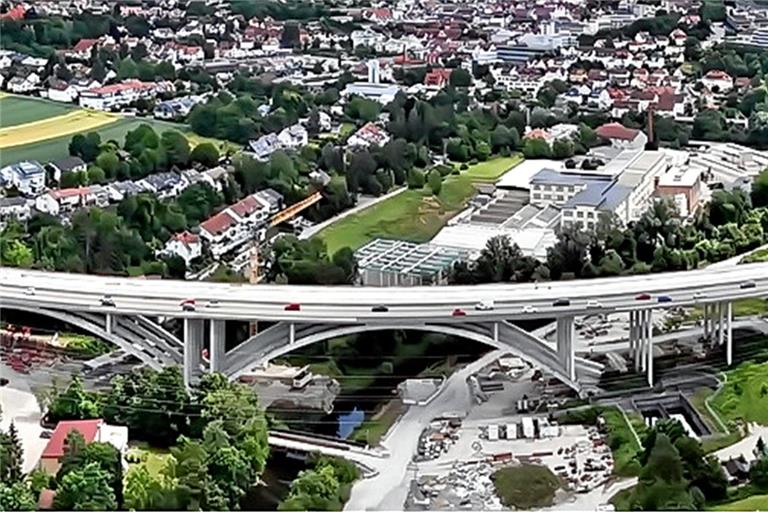 Die B14 zieht sich in einem großen Bogen von Süden (rechts) bis nach Norden um Backnang herum. Das Viadukt ist zwar exponiert, aber eine Schutzwand soll störenden Lärm verhindern. Fotos: Ulrich Maier