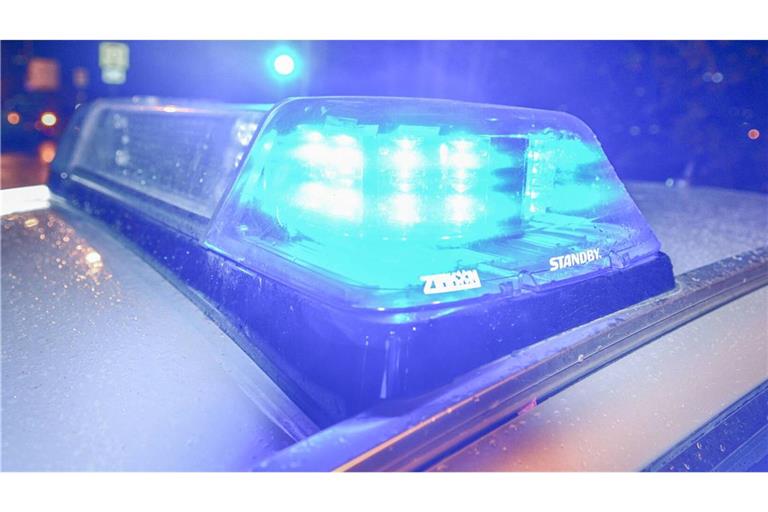 Die B32 ist voraussichtlich noch bis in den frühen Nachmittag voll gesperrt. (Symbolbild)