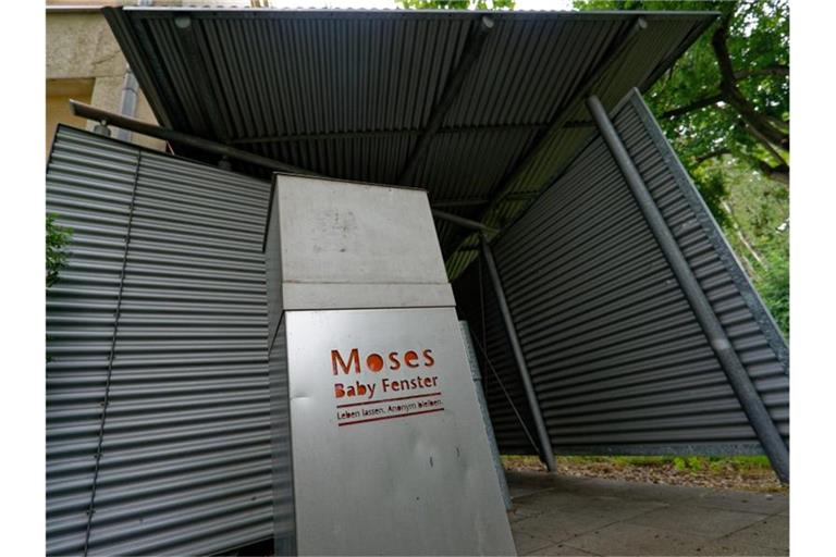 Die Babyklappe befindet sich hinter einem Sichtschutz an einem Gebäude in Köln-Bilderstöckchen. Foto: Henning Kaiser/dpa