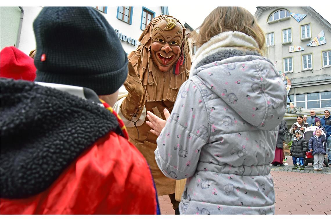 Die Backemer Träppler Buaba treiben Schabernack vor dem Rathaus. Narrenwochenmar...