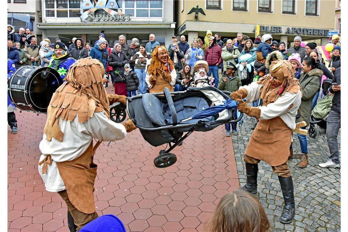 Die Backemer Träppler Buaba treiben Schabernack vor dem Rathaus. Narrenwochenmar...