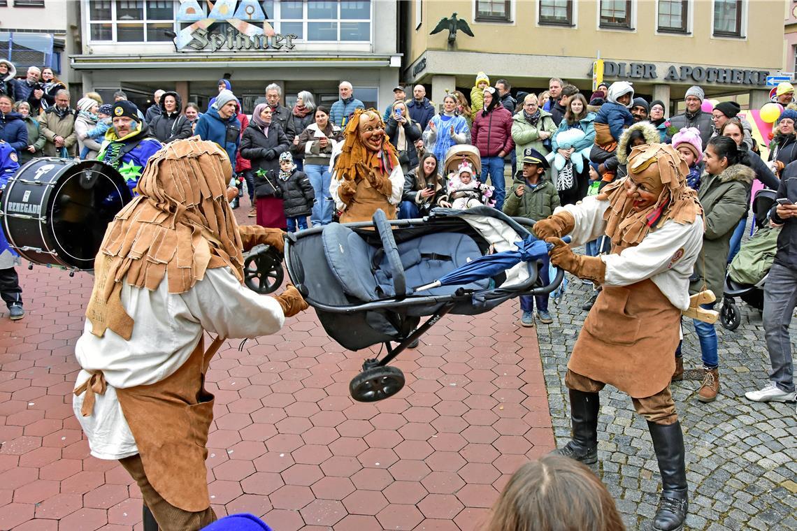 Die Backemer Träppler Buaba trieben allerlei Schabernack.  Foto: Tobias Sellmaier