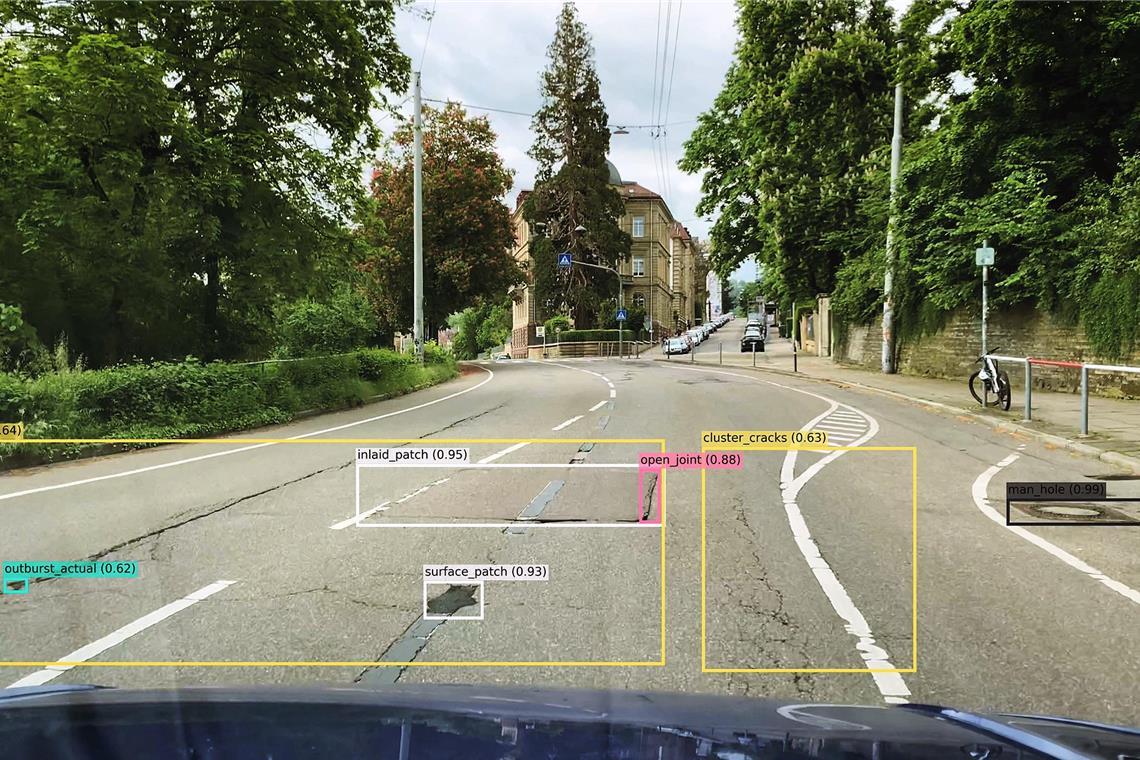 Zustand der Backnanger Straßen mithilfe von KI überprüft Die Backnanger Bauhofmitarbeiter können an der Innenseite der Windschutzscheibe ihres Fahrzeugs ein Smartphone montieren, das während der Fahrt alle vier Meter eine Aufnahme macht und so den Zustand und alle Schäden der Straße dokumentiert. Symbolfoto: Vialytics