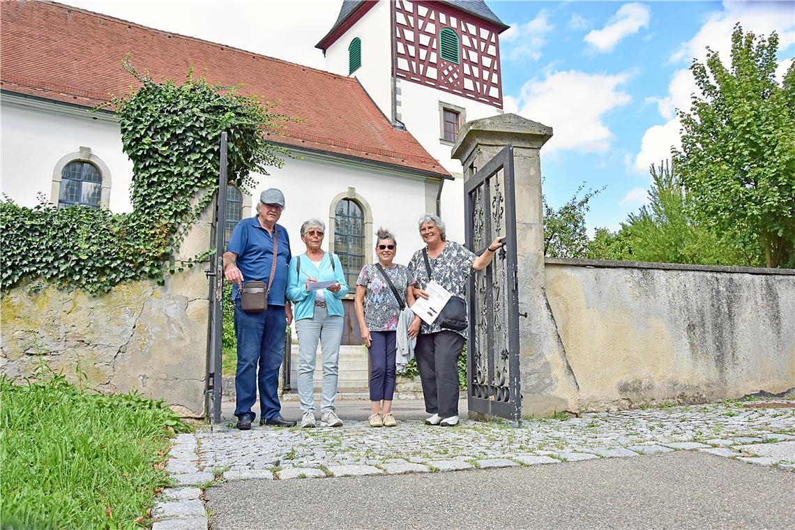 Erstaunliche Erkenntnisse beim Sommerquiz in Aspach Die Backnanger Erich Lämmle und Wilfriede Wildermuth (Zweite von rechts) nutzen die Quizaktion, um ihren Gästen Elke Wittek (rechts) und Christine Mladenov Aspach zu zeigen.