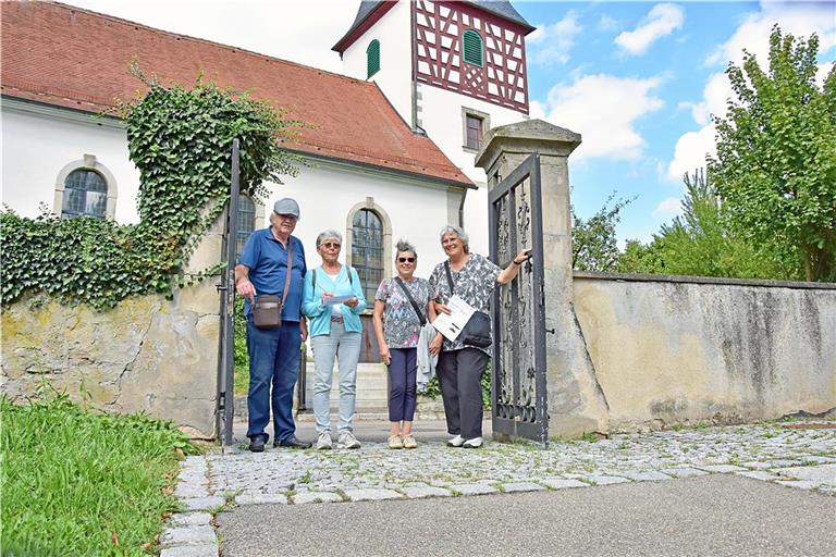Die Backnanger Erich Lämmle und Wilfriede Wildermuth (Zweite von rechts) nutzen die Quizaktion, um ihren Gästen Elke Wittek (rechts) und Christine Mladenov Aspach zu zeigen.