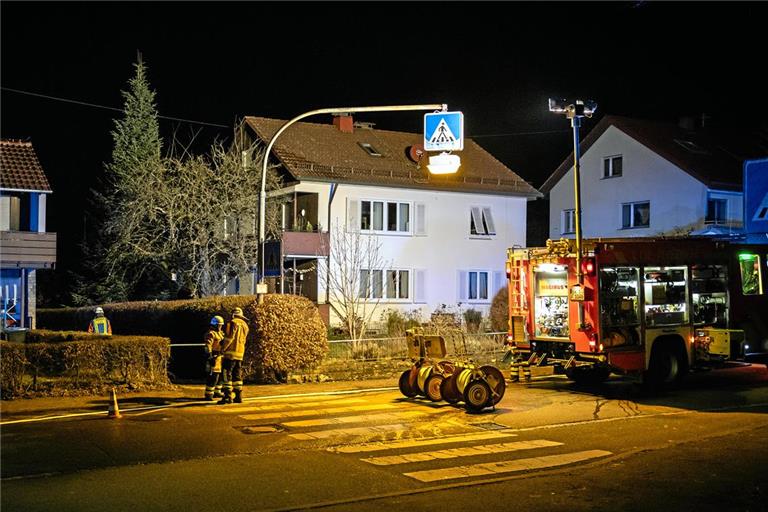 Die Backnanger Feuerwehr ist zu einem Einsatz im Seelacher Weg ausgerückt. Die abgebrannte Thuja-Hecke befindet sich auf der Rückseite des Gebäudes. Foto: Alexander Becher