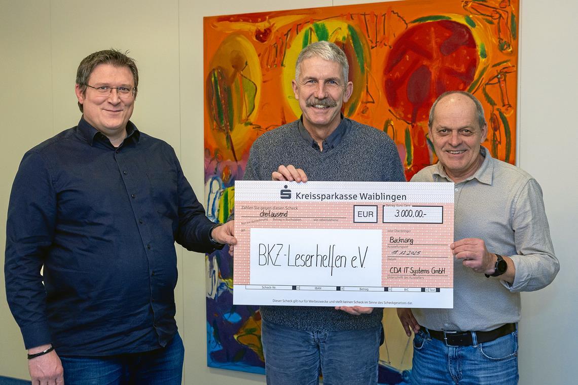 Die Backnanger Firma CDA IT Systems zählt zu den treuesten Spendern der Aktion BKZLeser helfen. Gestern übergaben Johannes Enge (links) und Matthias Hesser (rechts) erneut einen Scheck über 3000 Euro an BKZ-Redakteur Matthias Nothstein. Foto: Alexander Becher