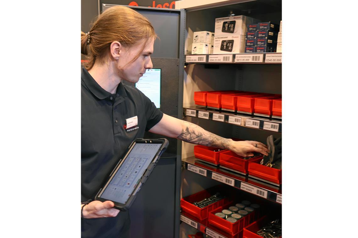 Die Backnanger Firma Scaleson präsentiert einen Schrank, der die volle Kontrolle bei jeder Entnahme eines Teils ermöglicht. Ausgedacht hat sich das Ausgabe- und Kontrollsystem ein junges Team um Sascha Binder. Foto: Martin Winterling