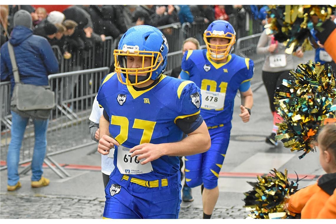 Die Backnanger Footballer umjubelt von den Cheerleadern. 