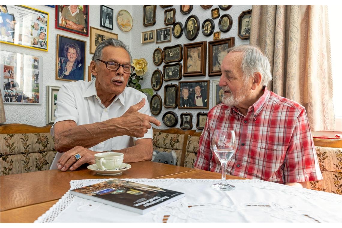 Die Backnanger Gastronomen Ernst Kress (links) und Otto Körner erzählen sehr lebendig von der Auswahl der Wirte 1971. Foto: Alexander Becher