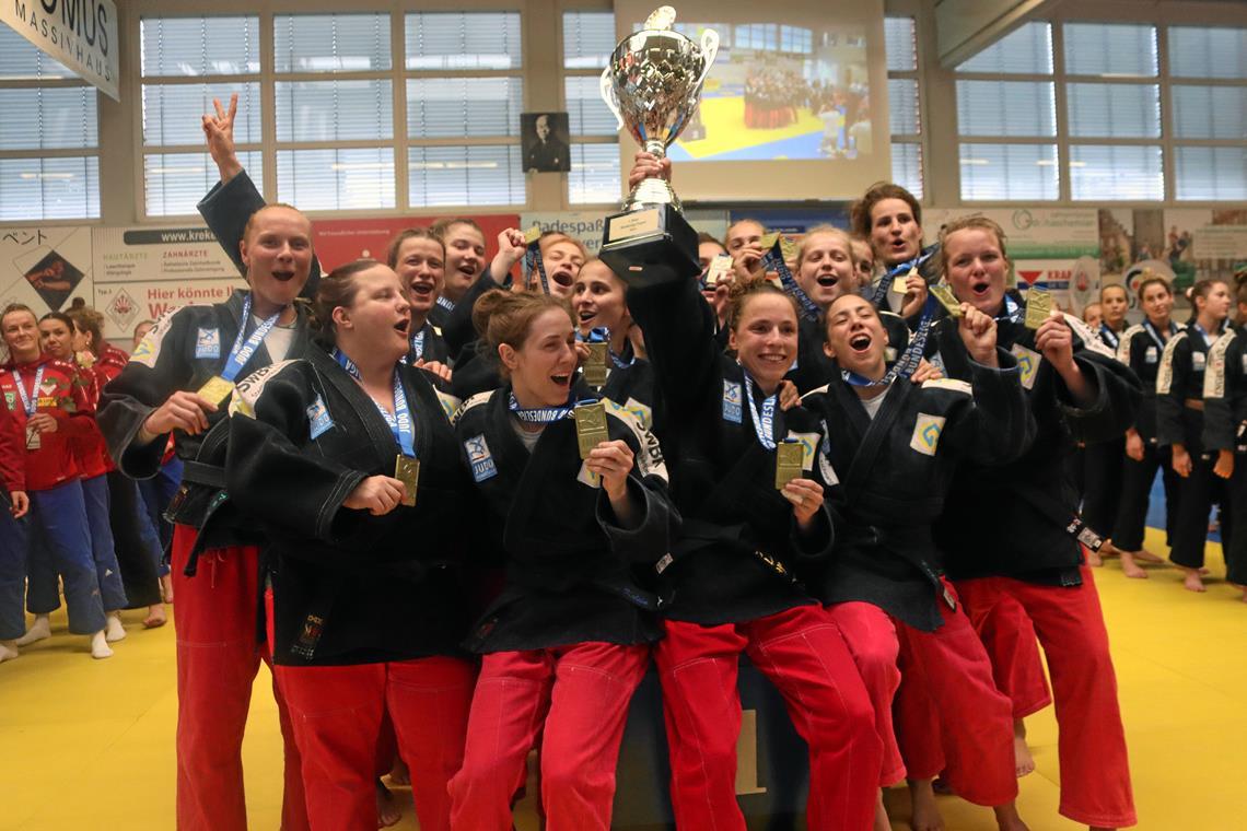 Die Backnanger Judofrauen bejubeln mit den Goldmedaillen und mit dem Siegerpokal den Titelgewinn. Foto: Seán McGinley