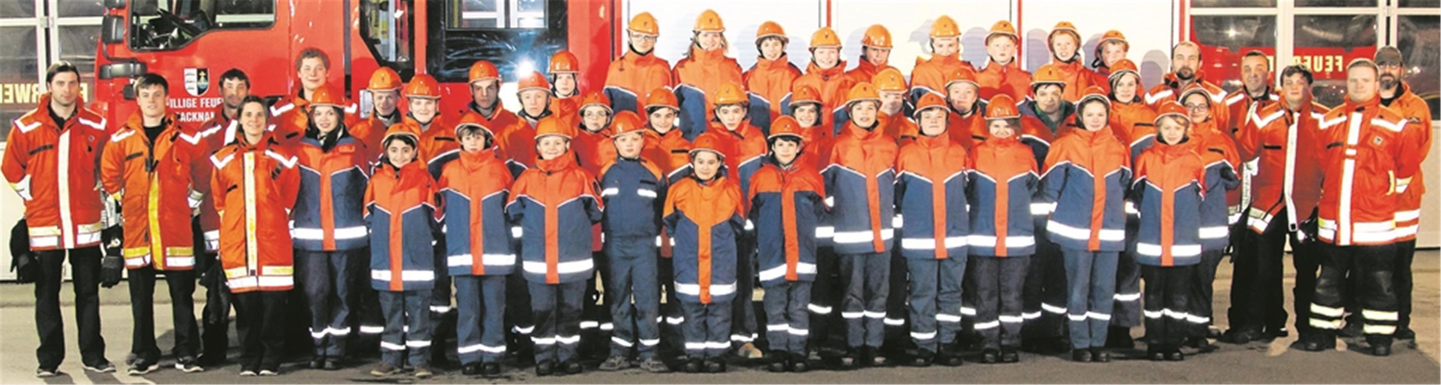 Die Backnanger Jugendfeuerwehr, Abteilung Stadt, vor dem Gerätehaus in Backnang mit dem Stadtjugendfeuerwehrwart Marcel Langenstroer (links). Fotos: Feuerwehr Backnang (2)