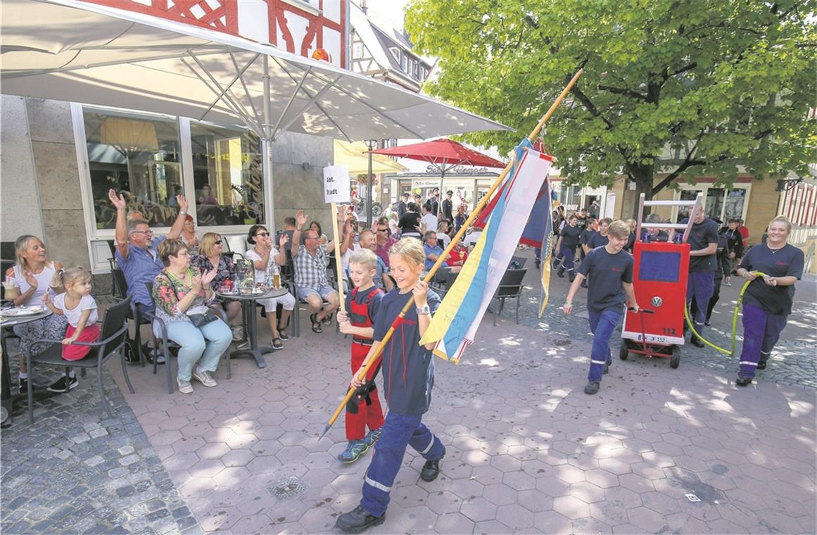 Karawane der jungen Retter Die Backnanger Jugendfeuerwehr feiert ihr 50-jähriges Bestehen. Dafür gibt’s Applaus.