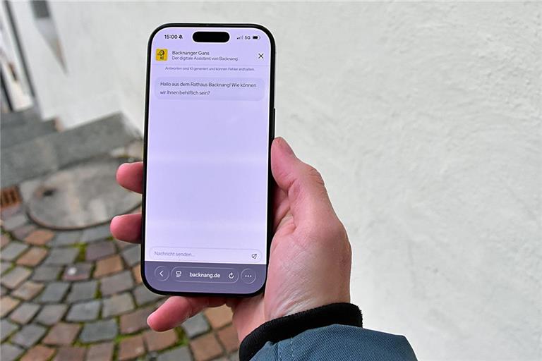 Die Backnanger KI-Gans beantwortet sachlich die Fragen der Bürger. Foto: Tobias Sellmaier