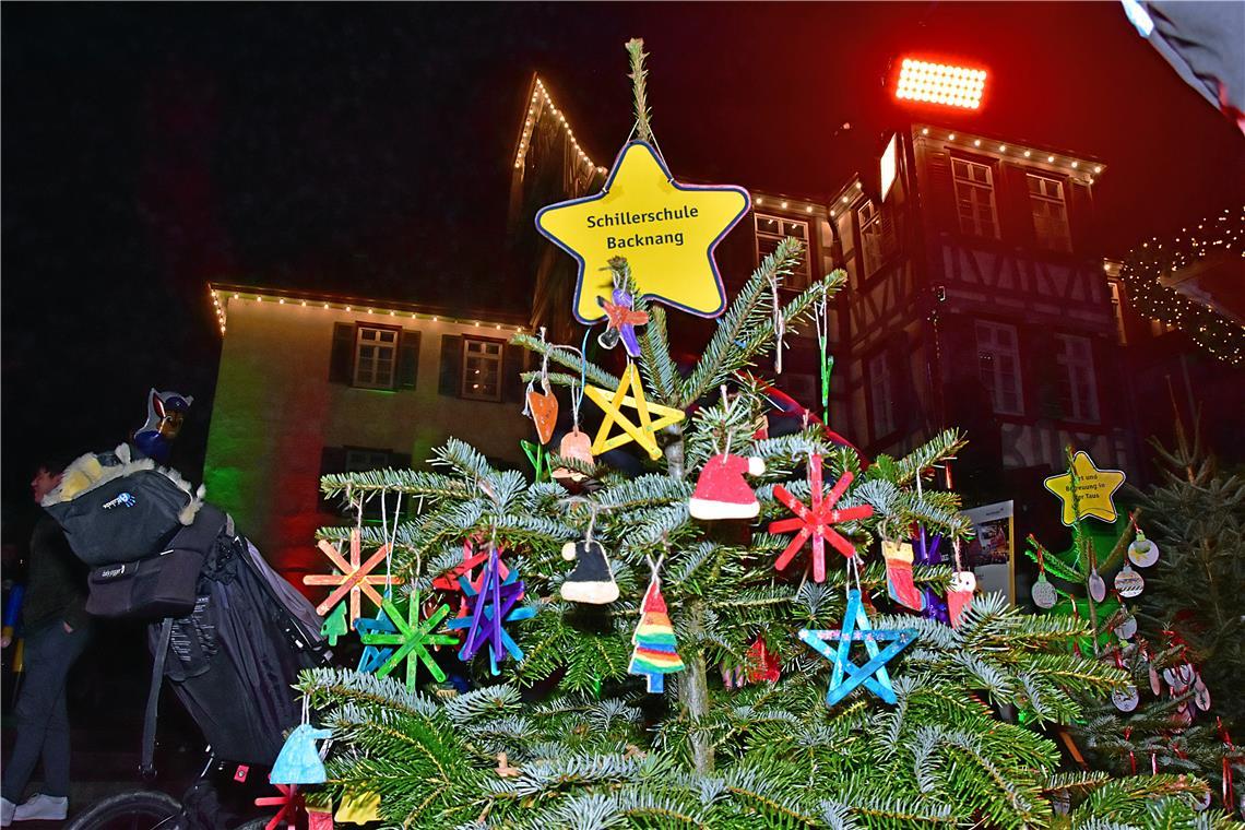 Die Backnanger Kinder haben fleissig gebastelt und Weihnachtsbaumschmuck gestalt...