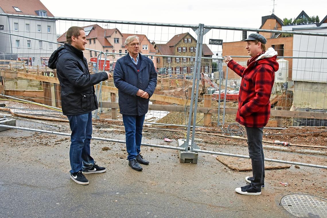 Die Backnanger Kronenhöfe: Für Mats Schlühmann, Volker Stutenbäumer und Marco Schlich (von links) das Paradebeispiel dafür, wie Bauprojekte in der Innenstadt nicht sein sollten, da bezahlbarer Wohnraum für den kleineren Geldbeutel dort nicht vorgesehen ist. Foto: T. Sellmaier